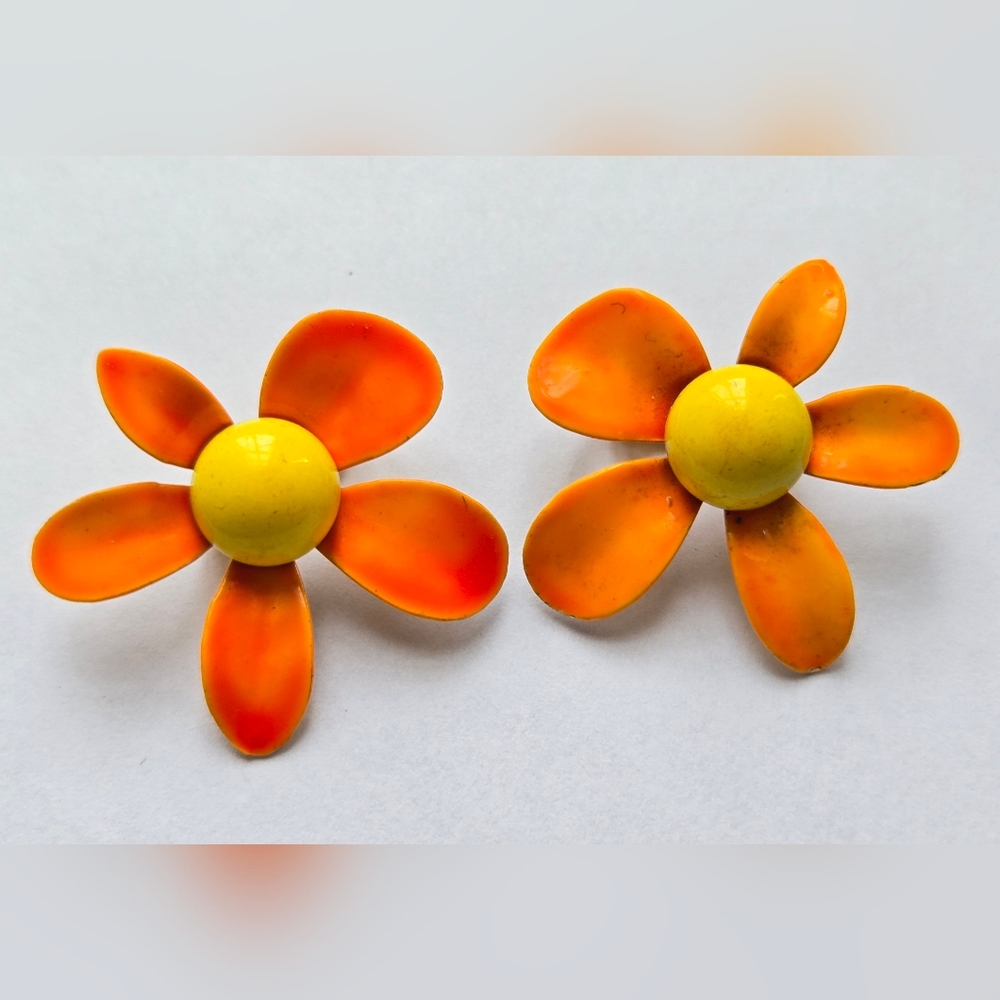 Pair Vintage Mid Century Metal Enamel Orange Flower Power Earrings Clip-On Daisy